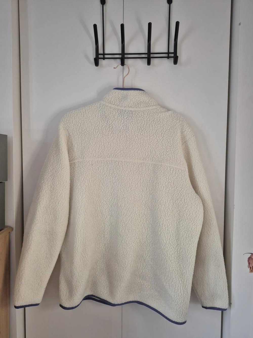 Patagonia White Sherpa Fleece Jacket with Blue Trim - Picture 3 of 3